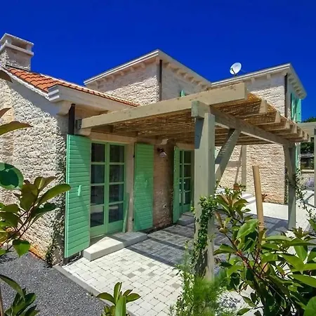 Lia Villa