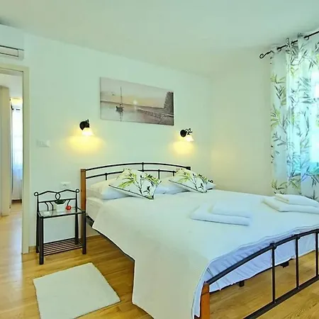 Lia Villa Ližnjan