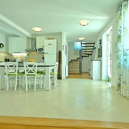 Lia Villa Ližnjan